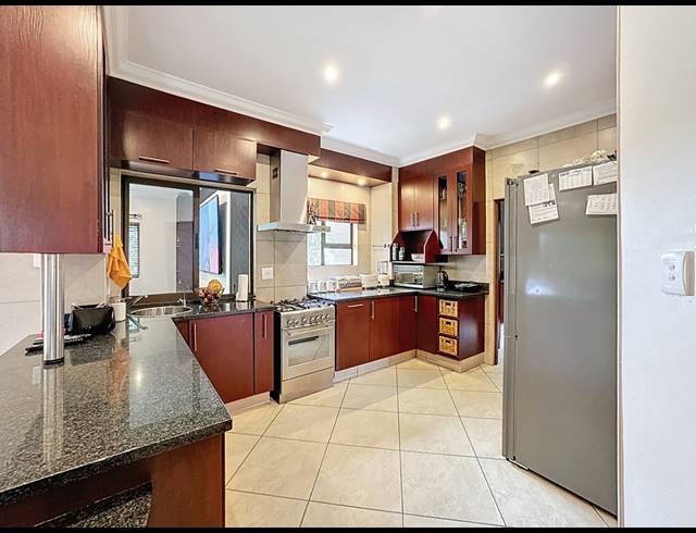 4 BEDROOM HOUSE TO LET IN LEEUWENHOF ESTATE